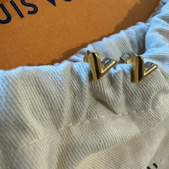 Louis Vuitton gold stud earrings - Picture 5 of 6